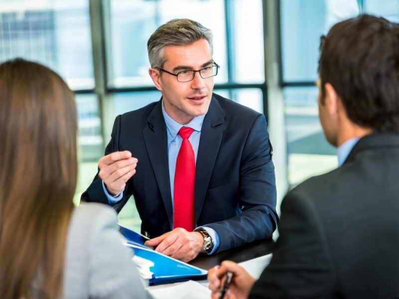 Geschäftsteam bei der Entwicklung von Strategien im Rahmen des Strategic Managements.